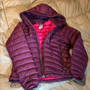 Patagonia women’s Down with it puff hoodie, size medium. Dark purple/ red